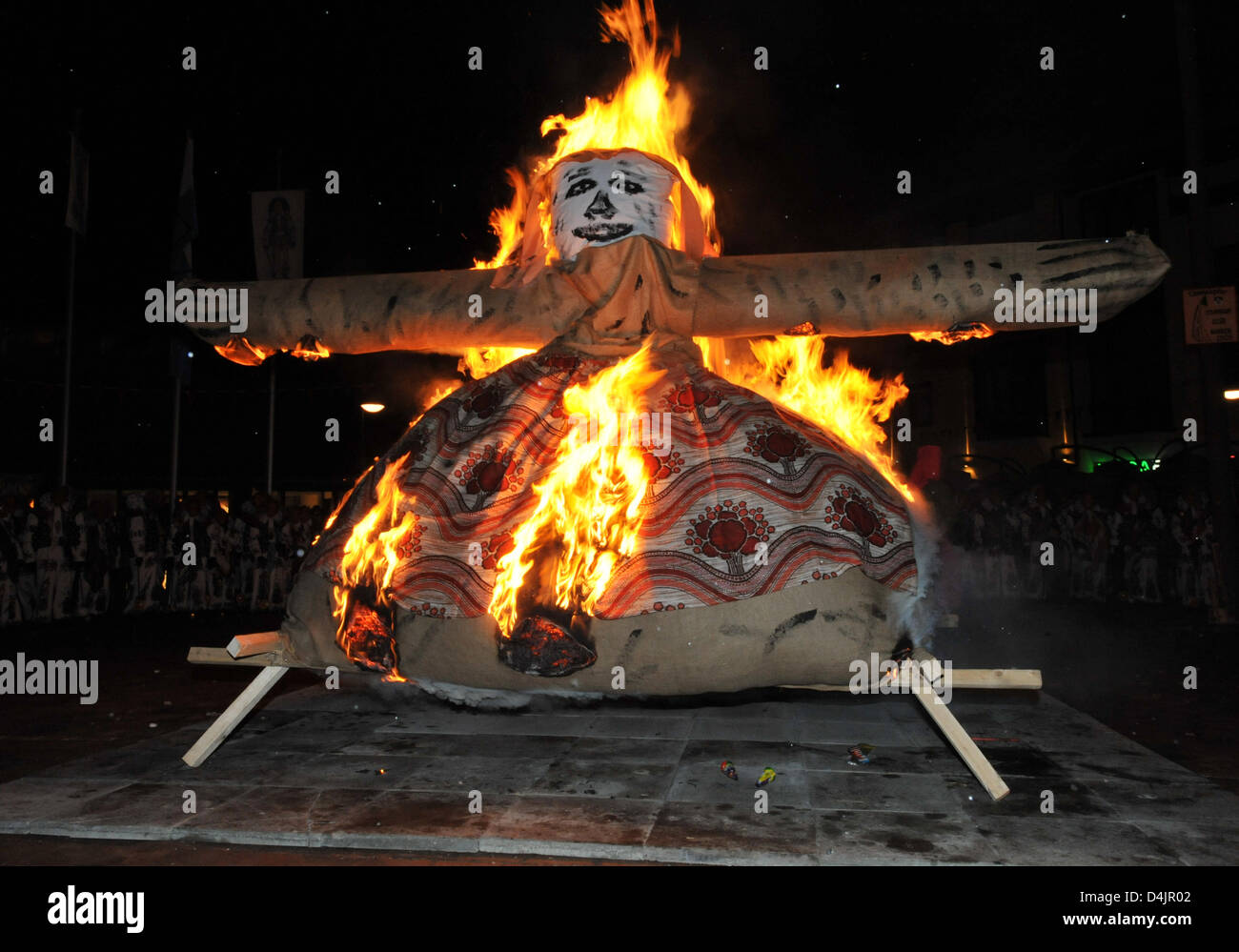 Eine Stroh Hexe verbrannt Feuer in Villingen-Schwenningen, Deutschland
