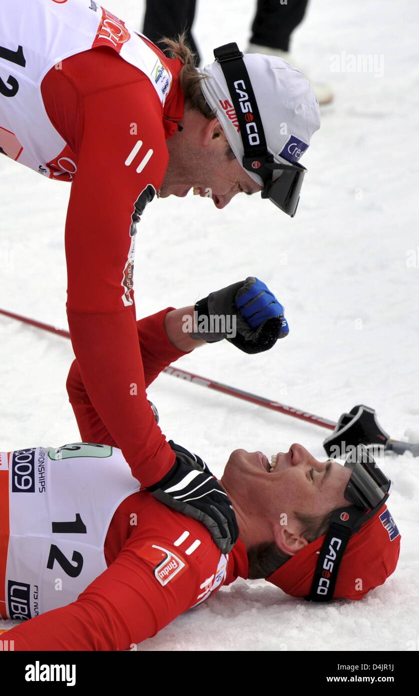 Norwegen? s Langläufer Johan Kjoelstad und Ola Vigen Hattestad (unten) jubeln nach dem Sieg der Männer? s Teamsprint Ereignis während der FIS Nordischen Ski-Weltmeisterschaft in Liberec, Tschechische Republik, 25. Februar 2009. Foto: Gero Breloer Stockfoto