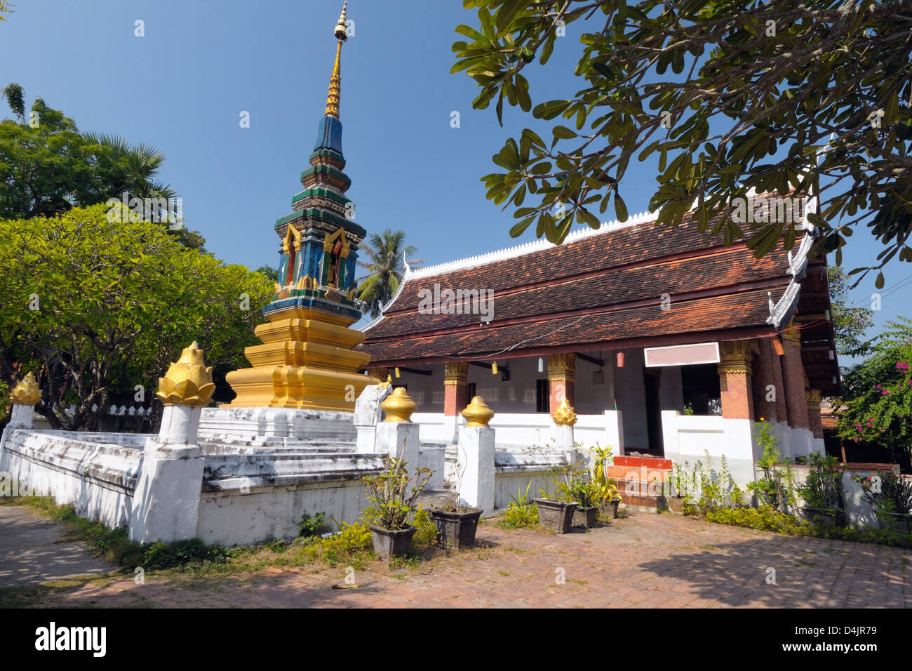Laos-Tempel und schönen blauen Himmel in Luang Prabang, Laos. Stockfoto
