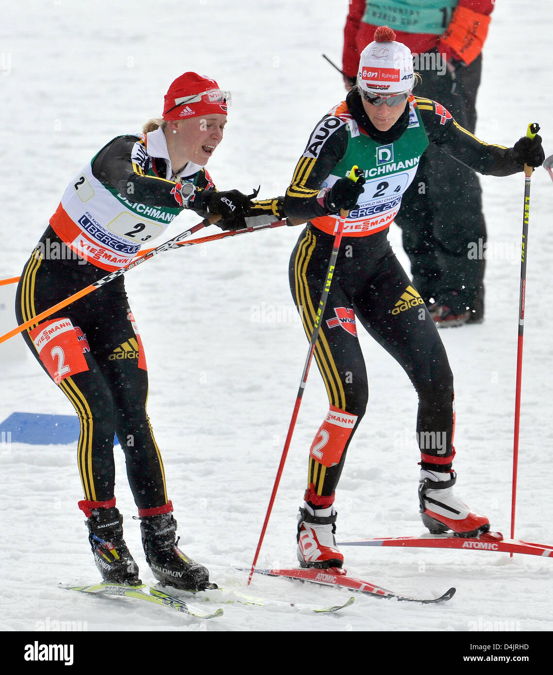 Deutschland? s Miriam Gössner (L) und ihr Team mate Claudia Nystad abgebildet, während die Frauen? s Langlauf Staffelwettkampf bei der FIS Nordischen Ski-WM in Liberec, Tschechische Republik, 26. Februar 2009. Foto: Gero Breloer Stockfoto