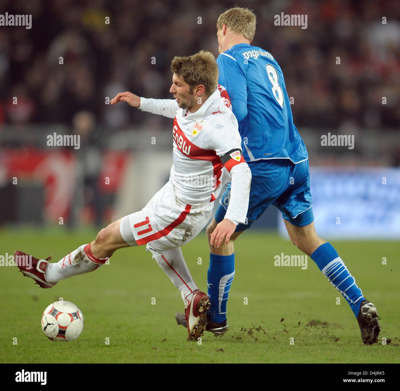 Stuttgart? s Thomas Hitzlsperger und Petersburg? s Pavel Pogrebnyak gesehen in Aktion während der UEFA-Cup Spiel VfB Stuttgart gegen Zenit St. Petersburg im Mercedes-Benz-Arena-Stadion in Stuttgart, Deutschland, 26. Februar 2009. Foto: Ronald Wittek Stockfoto