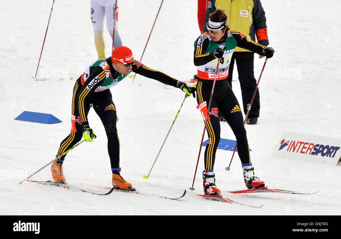 Deutschland? s Tobias Angerer (L) an Franz Goering (R) in den Männern übergibt? s Langlauf Staffelwettkampf bei der FIS Nordischen Ski-WM in Liberec, Tschechische Republik, 27. Februar 2009. Norwegen gewann vor Deutschland. Foto: Gero Breloer Stockfoto