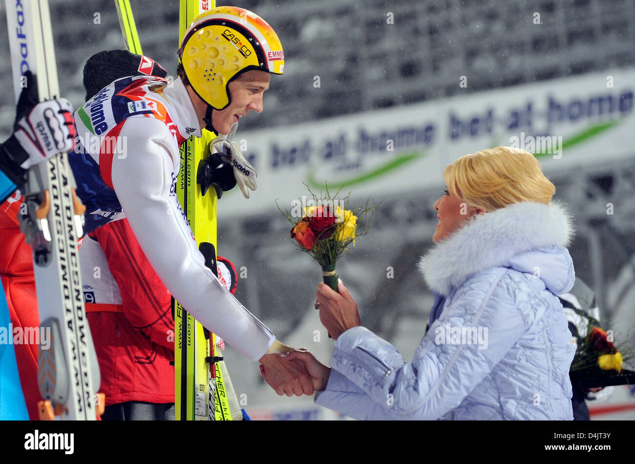 Der Schweiz? s Gewinner Andreas Küttel (L) ist vom tschechischen geboren gratulierte US-Socialite Ivana Trump (R) auf dem Podium für den Großschanze-Wettbewerb der FIS Nordischen Ski-WM in Liberec, Tschechische Republik, 27. Februar 2009. Foto: Gero Breloer Stockfoto