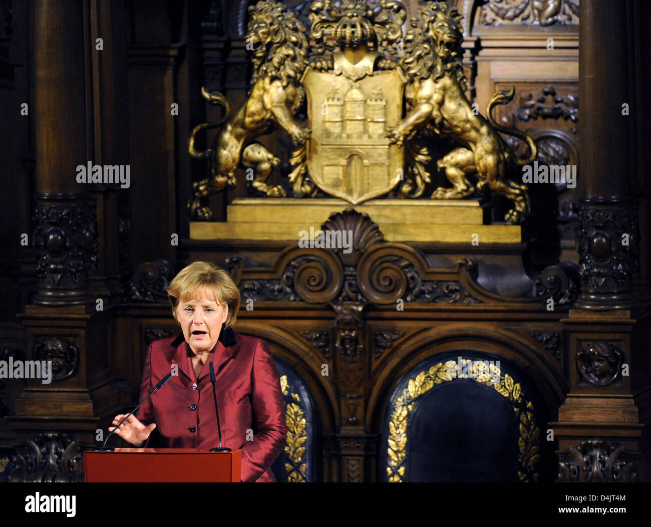 Der Ehrengast zur traditionellen Matthiae-Mahlzeit, Bundeskanzlerin Angela Merkel, gibt eine after-Dinner-Rede im Rathaus in Hamburg, Deutschland, 27. Februar 2009. Der Welt? s älteste fest seit 1356 statt. Foto: Maurizio Gambarini Stockfoto