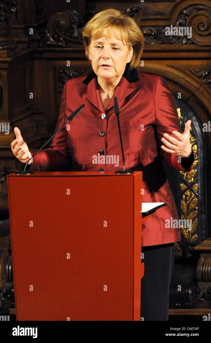 Der Ehrengast zur traditionellen Matthiae-Mahlzeit, Bundeskanzlerin Angela Merkel, gibt eine after-Dinner-Rede im Rathaus in Hamburg, Deutschland, 27. Februar 2009. Der Welt? s älteste fest seit 1356 statt. Foto: Maurizio Gambarini Stockfoto