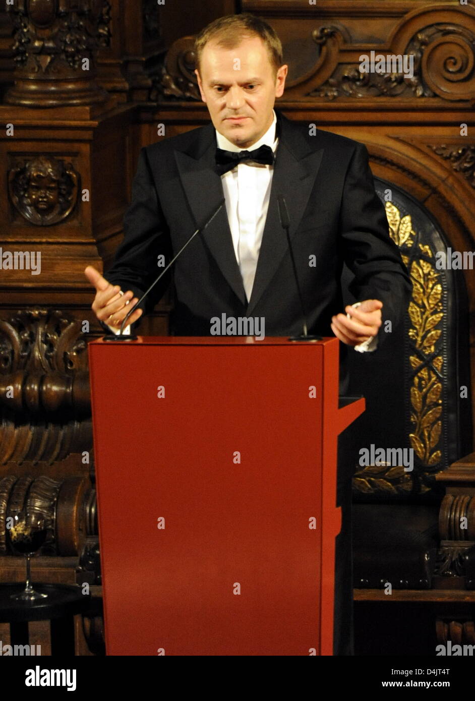 Der Ehrengast zur traditionellen Matthiae-Mahlzeit, der polnische Premierminister Donald Tusk, gibt eine after-Dinner-Rede im Rathaus in Hamburg, Deutschland, 27. Februar 2009. Der Welt? s älteste fest seit 1356 statt. Foto: Maurizio Gambarini Stockfoto