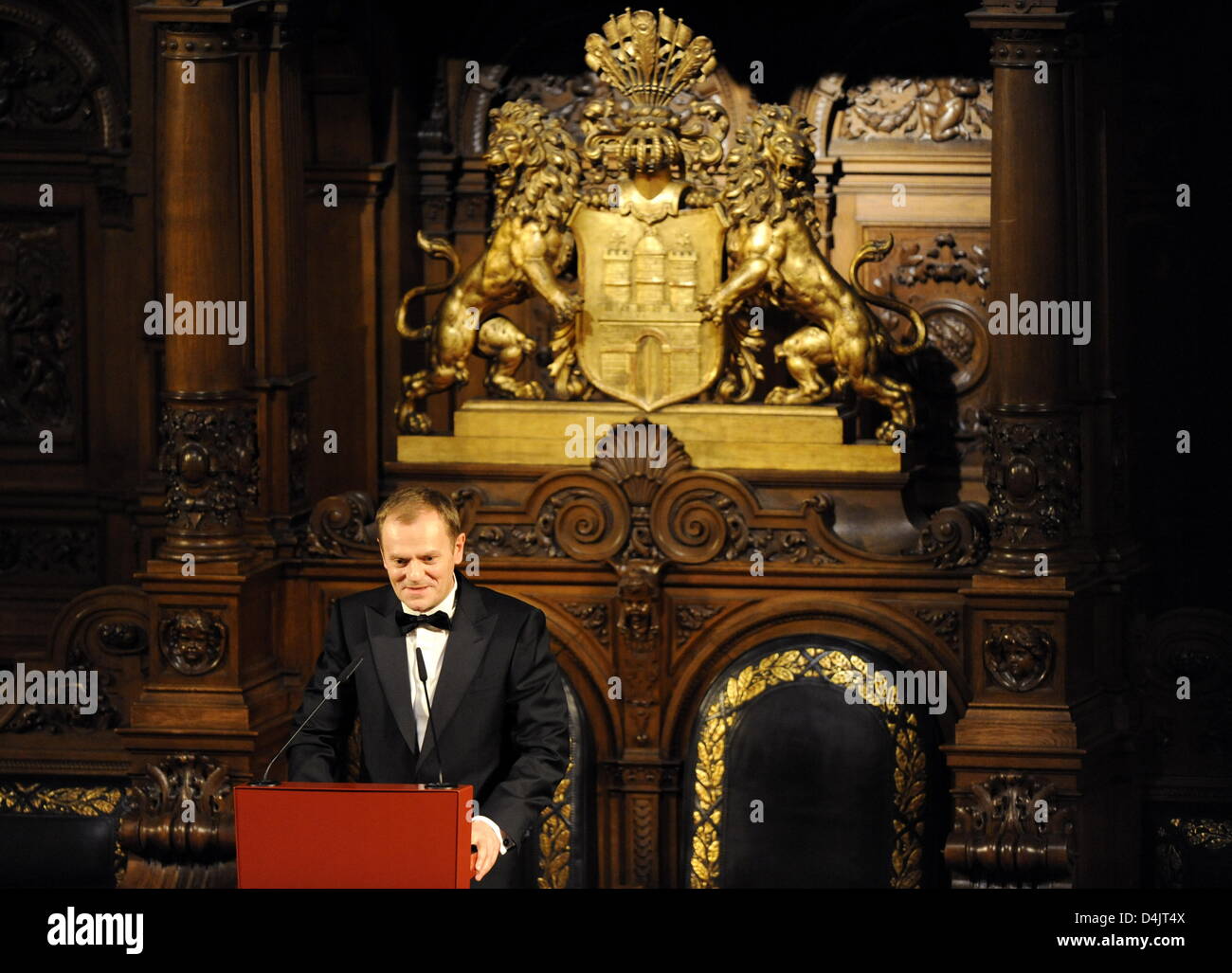 Der Ehrengast zur traditionellen Matthiae-Mahlzeit, der polnische Premierminister Donald Tusk, gibt eine after-Dinner-Rede im Rathaus in Hamburg, Deutschland, 27. Februar 2009. Der Welt? s älteste fest seit 1356 statt. Foto: Maurizio Gambarini Stockfoto