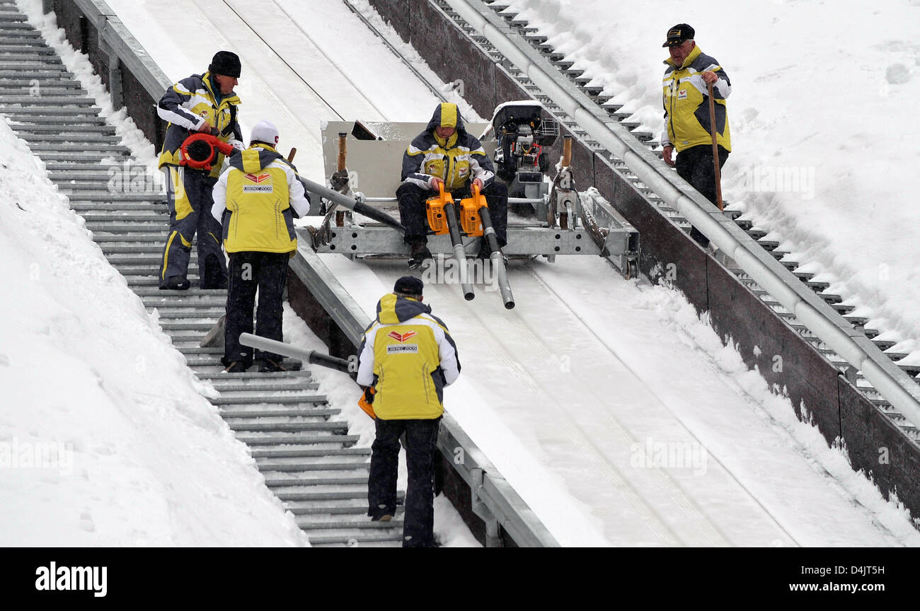 Helfer bereiten die Anlaufstrecke vor der nordischen Kombination Einzelwertung bei der FIS Nordischen Ski-WM in Liberec, Tschechische Republik, 28. Februar 2009. Foto: Gero Breloer Stockfoto