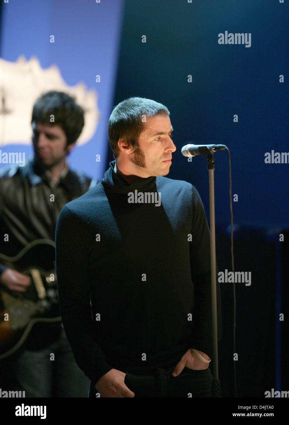 Singer Liam Gallagher (R) und Noel Gallagher (L) der Band Oasis durchführen in der deutschen TV-Show? Wetten, dass...?? (? Wetten, dass...??) in Düsseldorf, 28. Februar 2009. Foto: Rolf Vennenbernd Stockfoto