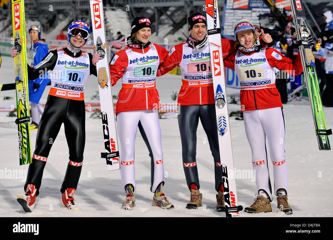 Norwegische Skispringer Anders Jacobsen (L-R) und Tom Hilde, Johan Remen Evensen Anders Bardal feiern ihre Silbermedaille bei der Skisprung-Team-Event auf der Großschanze bei der FIS Nordischen Ski-WM in Liberec, Tschechische Republik, 28. Februar 2009. Foto: Gero Breloer Stockfoto