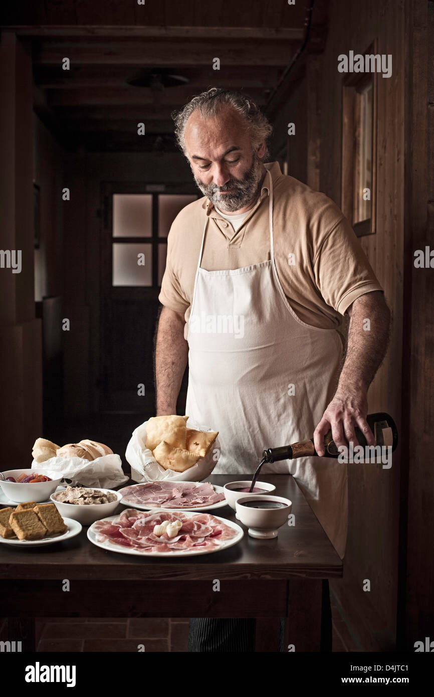 Mann auslegen Fleisch, Brot und sauce Stockfoto Mann auslegen Fleisch, Brot und sauce Stockfoto