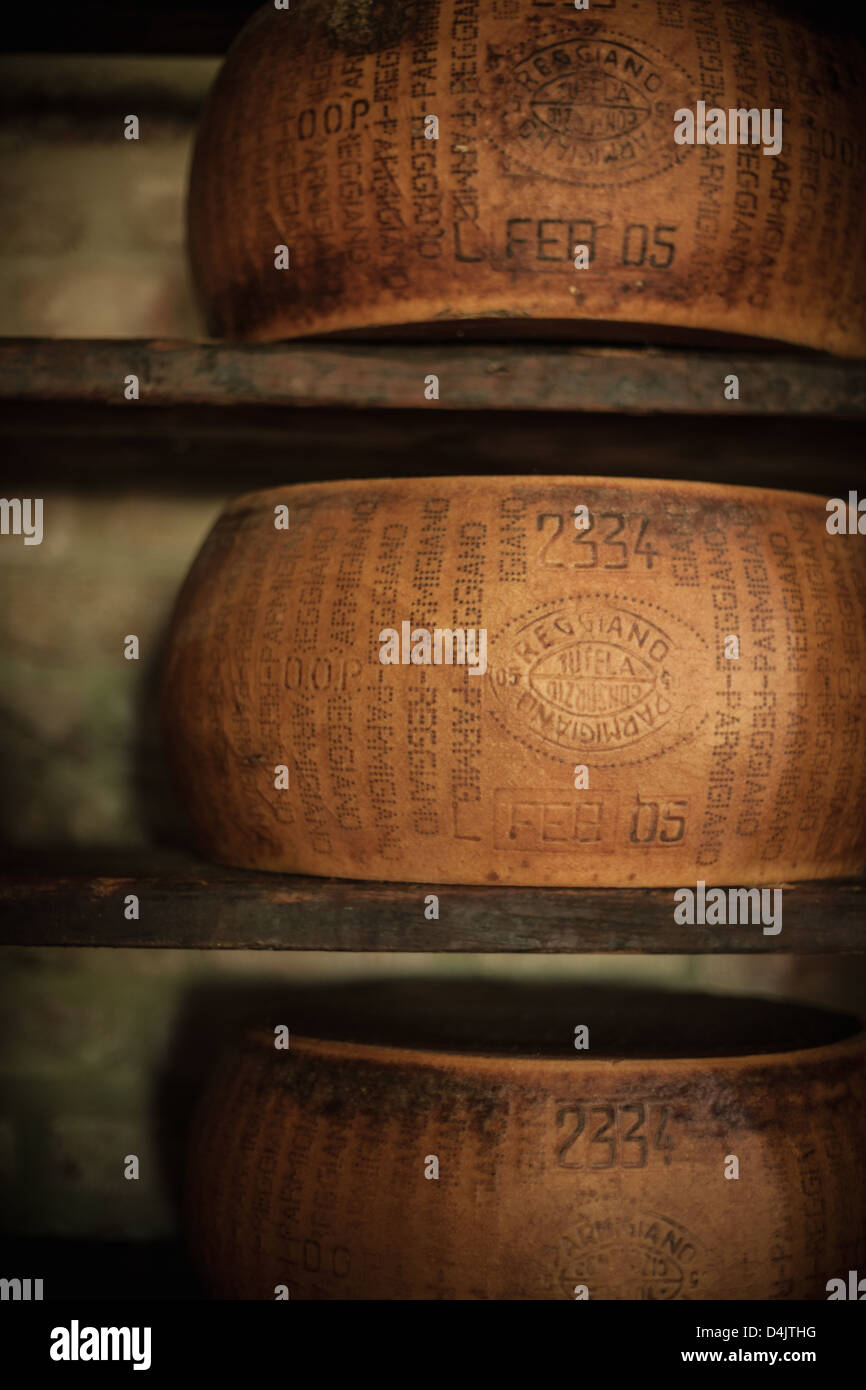 Räder des Alterns der Käse im Keller Stockfoto