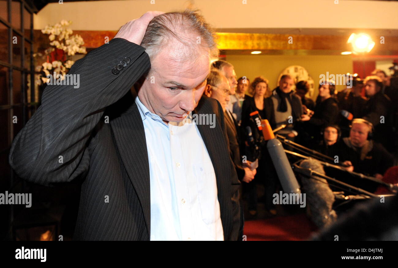 Uwe Schwenker, Geschäftsführer der deutschen Handballverein THW Kiel, Gesten während einer Krisensitzung der Handball Ligaverband HBL in Hamburg, Deutschland, 2. März 2009. Haben trafen sich Vertreter der HBL nach schwere Korruptionsvorwürfe gegen deutschen Rekord THW Kiel Champion. Kiel ist angeblich Einfluss auf internationale Spiele seit dem Jahr 2000 die EHF Champions League genommen haben Stockfoto