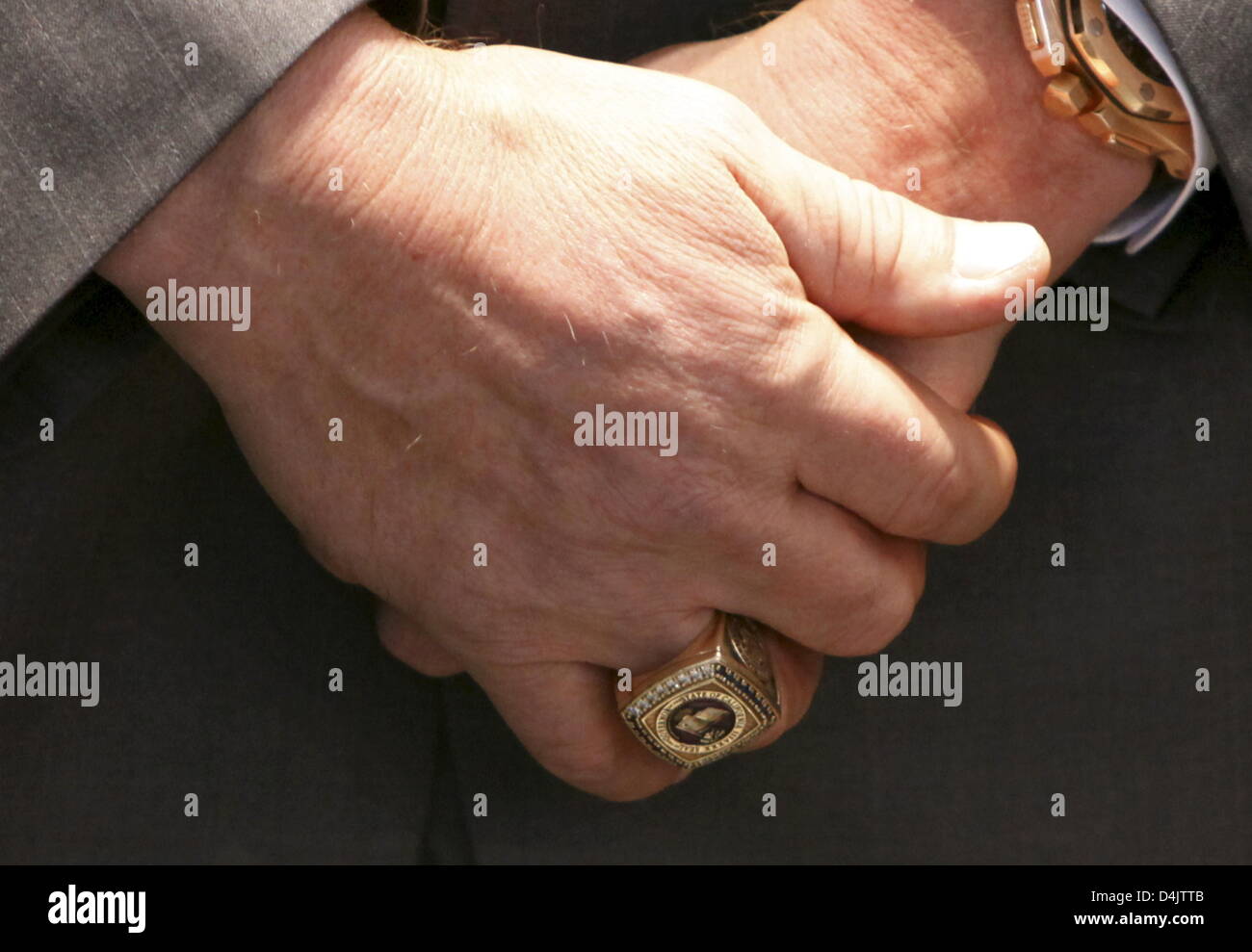 Arnold schwarzenegger hands -Fotos und -Bildmaterial in hoher Auflösung –  Alamy