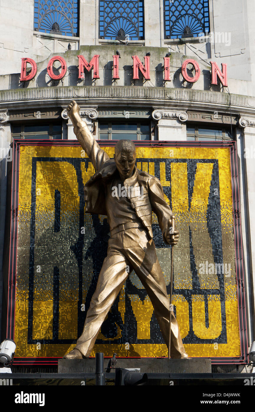 Eine große Statue von Freddie Mercury auf der Außenseite des The Dominion Theatre, die Förderung der Queen musical "We Will Rock You". Stockfoto