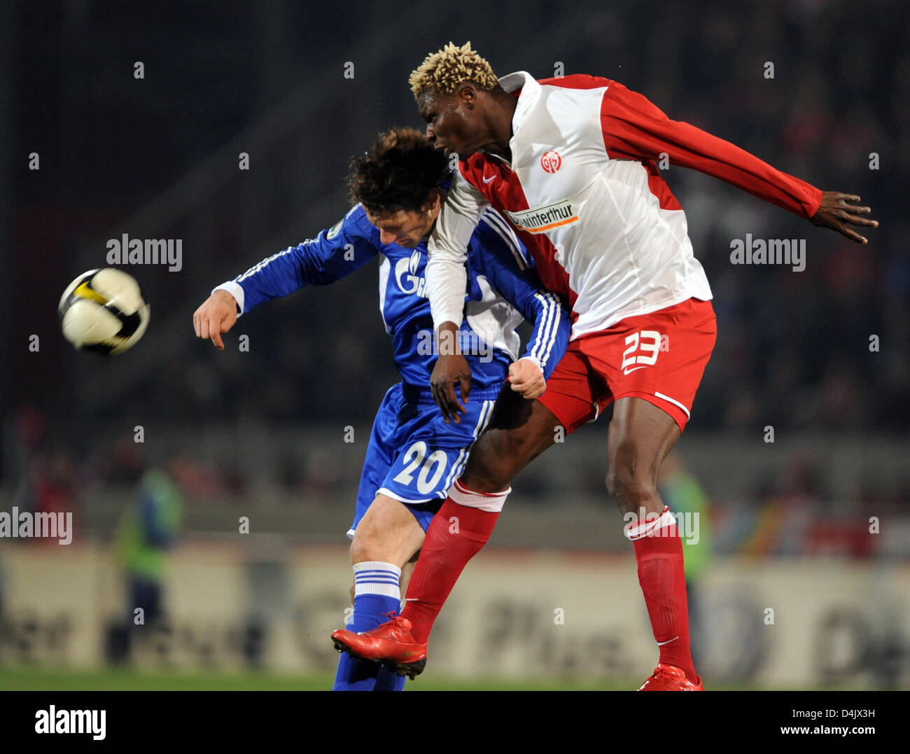 Mainz? s Aristide Bance (R) um den Ball mit Schalke kämpft? s Mladen Krstajic während der DFB-Pokal-Viertelfinale match FSV Mainz 05 Vs FC Schalke 04 an? Bruchwegstadion? in Mainz, Deutschland, 3. März 2009. Foto: ARNE DEDERT (Achtung: Zeitraum blockieren! Die DFL ermöglicht die weitere Nutzung der Bilder im IPTV, mobile Dienste und anderen neuen Technologien nur zwei Stunden nach dem Ende Stockfoto