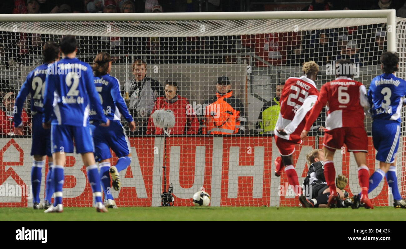 Mainz? s Aristide Bance (4-R) erzielt das 1: 0-Endstand während das Viertel-Finale DFB-Pokal FSV Mainz 05 Vs FC Schalke 04 am? Bruchwegstadion? in Mainz, Deutschland, 3. März 2009. Foto: ARNE DEDERT (Achtung: Zeitraum blockieren! Die DFL ermöglicht die weitere Nutzung der Bilder im IPTV, mobile Dienste und anderen neuen Technologien nur zwei Stunden nach dem Ende des Spiels. Die publ Stockfoto