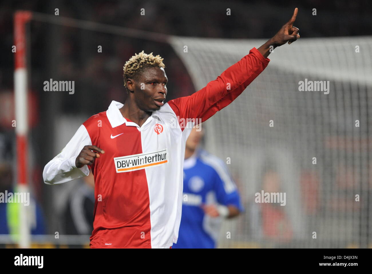 Mainz? s Aristide Bance jubilates während der DFB-Pokal Viertel Finale FSV Mainz 05 Vs FC Schalke 04 an? Bruchwegstadion? in Mainz, Deutschland, 3. März 2009. Mainz gewann das Spiel mit 1: 0. Foto: ARNE DEDERT Stockfoto
