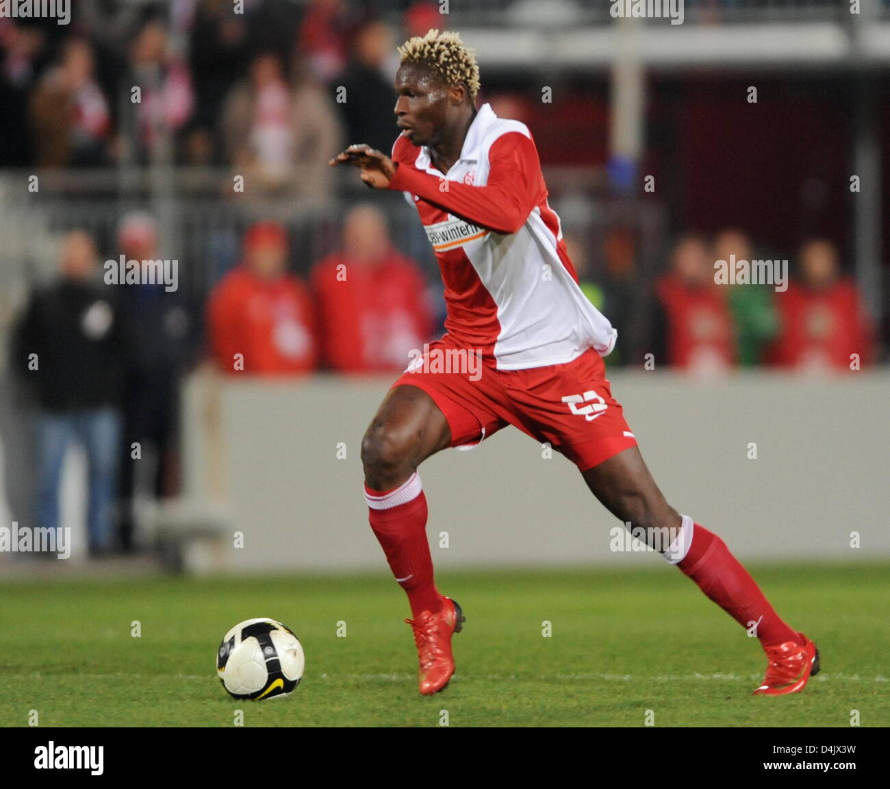 Mainz? s Aristide Bance in Aktion während der DFB-Pokal Viertel Finale FSV Mainz 05 Vs FC Schalke 04 am gesehen? Bruchwegstadion? in Mainz, Deutschland, 3. März 2009. Mainz gewann das Spiel mit 1: 0. Foto: ARNE DEDERT Stockfoto