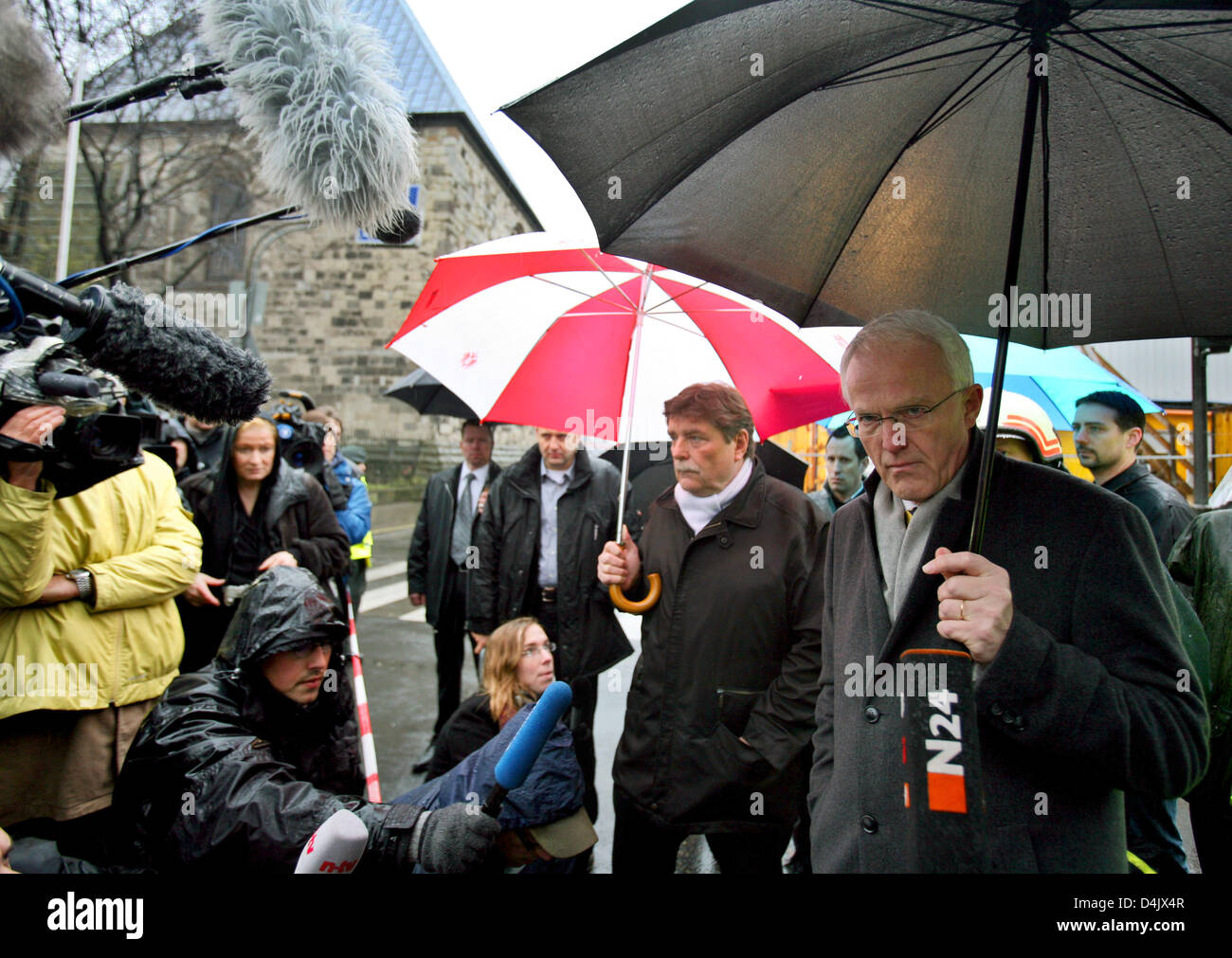 Bürgermeister von Köln, Fritz Schramma (C), und Ministerpräsident von Nordrhein-Westfalen, Juergen Ruettgers (R), besuchen Sie die Website des eingestürzten historischen Archivs der Stadt in Köln, Deutschland, 5. März 2009. Das Archiv, wo wertvolle Kulturgüter aufbewahrt wurden, stürzte zusammen mit zwei benachbarten Häusern am 3. März 2009. Foto: Oliver Berg Stockfoto