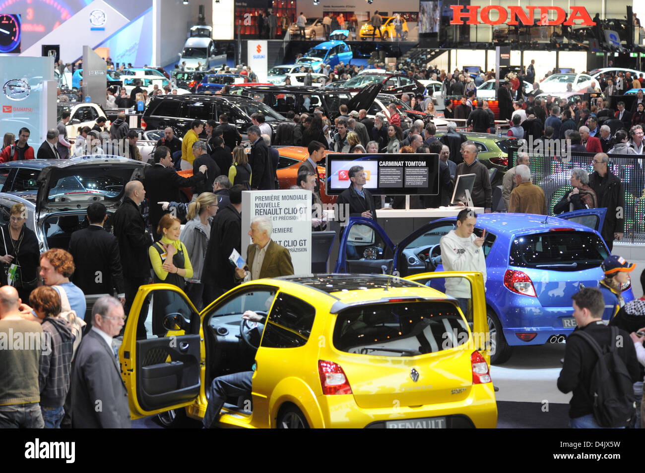 Die Hallen sind während der 79. internationalen Automobilsalon und Zubehör auf dem Gelände der Palexpo in Genf, Schweiz, 5. März 2009 gut besucht. Mitten in der größten Wirtschaftskrise der letzten Jahrzehnte wurde die motor Show am 4. März 2009 eröffnet. Unter anderem werden 130 Welt und Europa-Premieren von 250 Ausstellern auf 78,000 Quadratmetern präsentiert. Einige Stockfoto