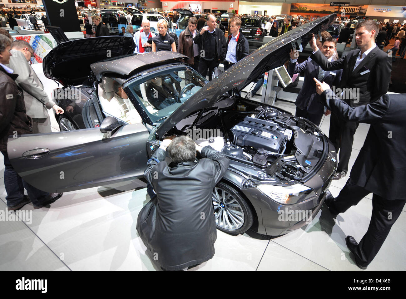 Besucher betrachten ein BMW Z4 sDrive30i auf dem 79. internationalen Automobilsalon und Zubehör auf dem Gelände der Palexpo in Genf, Schweiz, 5. März 2009. Mitten in der größten Wirtschaftskrise der letzten Jahrzehnte wurde die motor Show am 4. März 2009 eröffnet. Unter anderem werden 130 Welt und Europa-Premieren von 250 Ausstellern auf 78,000 Quadratmetern präsentiert. Einige 700.000 v Stockfoto Besucher betrachten ein BMW Z4 sDrive30i auf dem 79. internationalen Automobilsalon und Zubehör auf dem Gelände der Palexpo in Genf, Schweiz, 5. März 2009. Mitten in der größten Wirtschaftskrise der letzten Jahrzehnte wurde die motor Show am 4. März 2009 eröffnet. Unter anderem werden 130 Welt und Europa-Premieren von 250 Ausstellern auf 78,000 Quadratmetern präsentiert. Einige 700.000 v Stockfoto