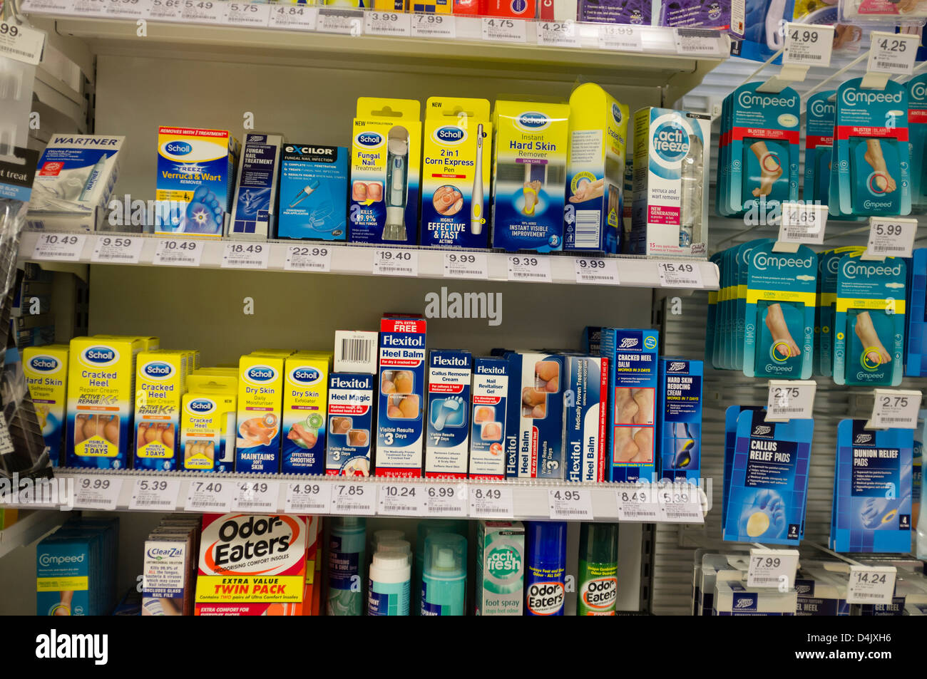 Einzelhandelspackungen Scholl und anderen Footcare Produkte zum Verkauf in der Apotheke Apotheke UK Stiefel Stockfoto