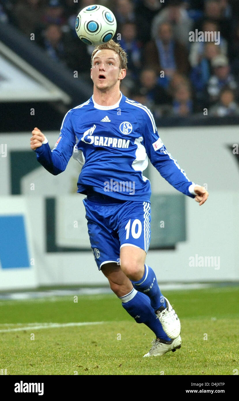 Schalke? s Ivan Rakitic steuert den Ball in der deutschen Bundesliga Spiel FC Schalke 04 V 1. FC Köln im Stadion Veltins-Arena Gelsenkirchen, Deutschland, 6. März 2009. Schalke gewann das Spiel mit 1: 0. Foto: Franz-Peter Tschauner Stockfoto