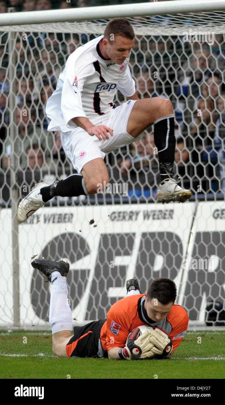 Bielefeld? s Torwart Dennis Eilhoff (unten) speichert den Ball aus Frankfurt? s Alexander Meier (oben) in der deutschen Bundesliga Spiel Arminia Bielefeld V Eintracht Frankfurt im SchuecoArena Stadion Bielefeld, Deutschland, 8. März 2009. Foto: FRANZ-PETER TSCHAUNER (Achtung: EMBARGO Bedingungen! Die DFL erlaubt weitere Nutzung der Bilder im IPTV, mobile Dienste und andere neue te Stockfoto