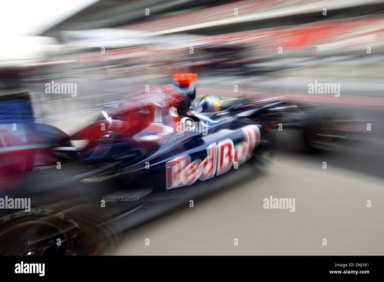 Französischer Formel-1-Fahrer Sebastian Bourdais Toro-Rosso-Team aus seinem Team beschleunigt? s Garage mit der neuen STR 4 Formel1 Rennwagen auf dem Circuit de Catalunya in Barcelona, Spanien, 9. März 2009. Foto: Peter Fox / Handout - nur zur redaktionellen Verwendung Stockfoto