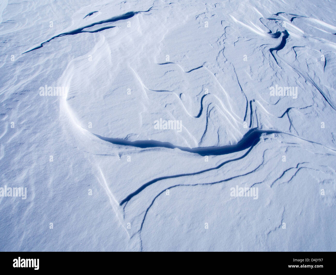 Wind-Platte driftete Schnee auf große Ende, Lake District, Cumbria, England. Stockfoto