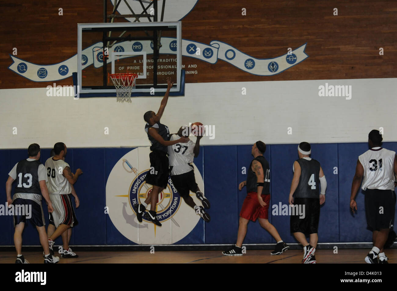 Mitglieder der Küstenwache nahmen am 32. Jährlichen Martin Luther King Basketball Turnier in Yorktown, Virginia Teil, um Dr. Kings Vermächtnis zu ehren und Teamarbeit und Leichtathletik zu fördern. Stockfoto
