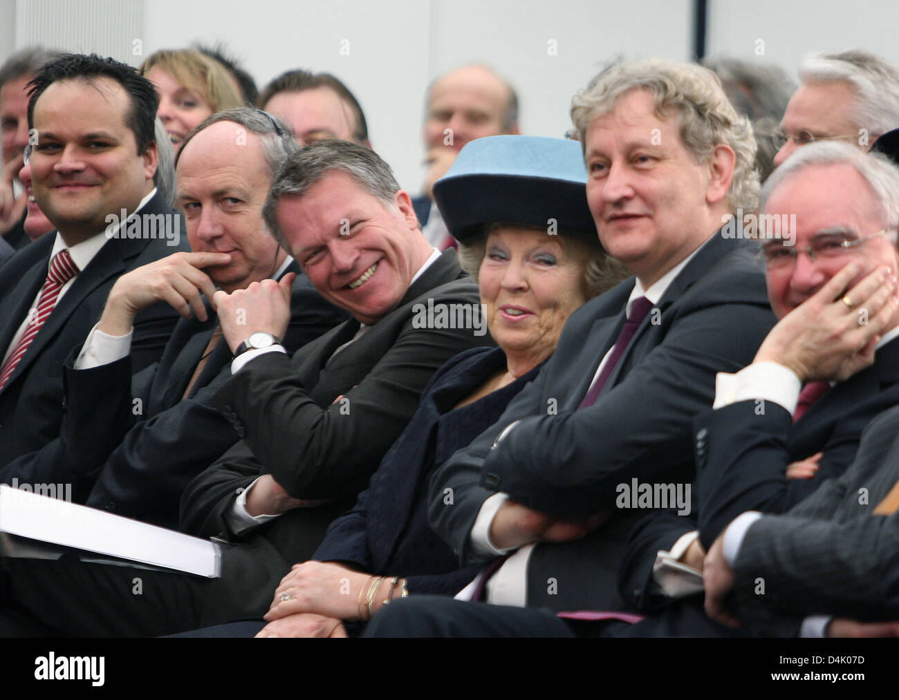 Niederländischen Königin Beatrix eröffnet offiziell das renovierte Finanzministerium in den Haag, die Niederlande, 12. März 2009. Architekt Jeroen van Schooten verlieh dem Gebäude ein modernes und repräsentatives neues Gesicht mit einem Wintergarten, Atrium und einer Doppel-Haut-Fassade. Foto: Albert Philip van der Werf (Niederlande) Stockfoto