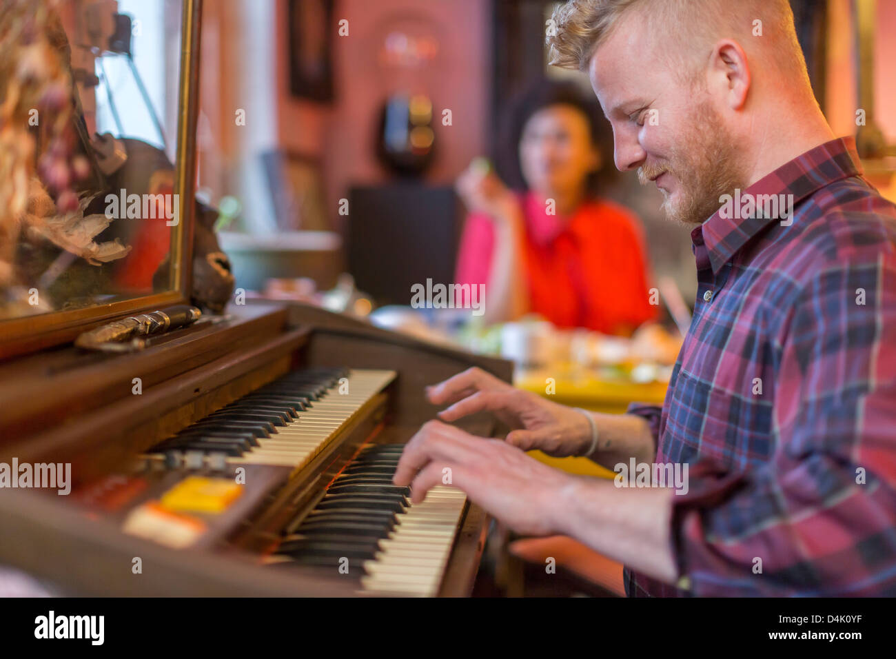 Lächelnder Mann, Orgel zu spielen Stockfoto