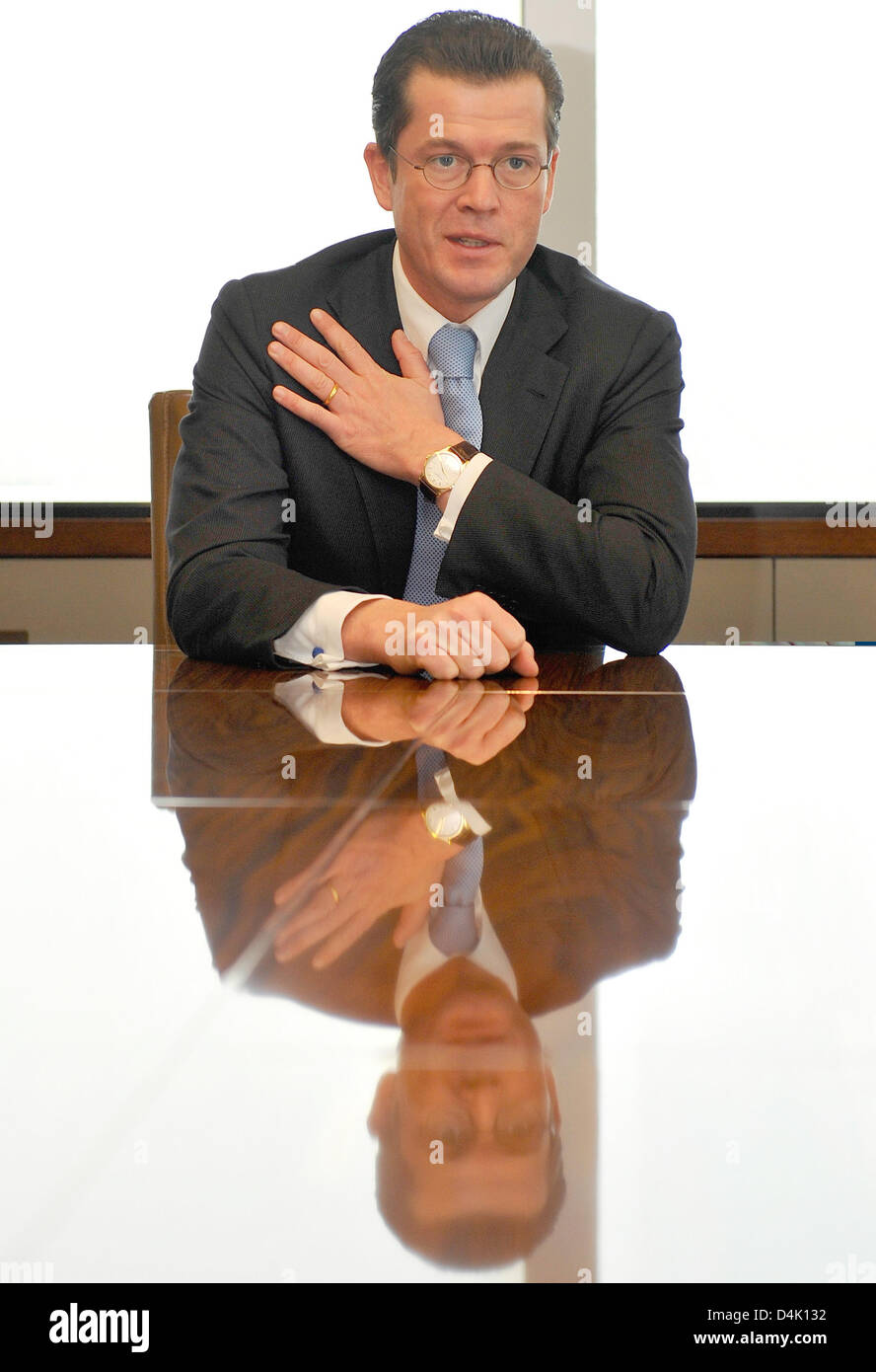 Deutscher Minister für Wirtschaft Karl-Theodor Zu Guttenberg Gesten während eines Treffens mit CEO des amerikanischen Bank JPMorgan Chase in New York City, NY, Vereinigte Staaten, 16. März 2009. Herr Guttenberg traf sich mit CEOs verschiedener Banken, außerdem Treffen mit hohen Rang General Motors (GM) und US Regierung Vertreter stehen auf dem Programm, diskutieren über die Zukunft der deutschen GM-Tochtergesellschaft Opel. PH Stockfoto