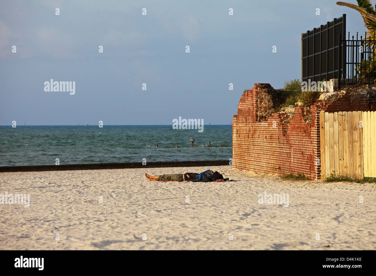 Frau am Strand am Higgs Strand in der Nähe von West Martello-Turm in Key West Stockfoto