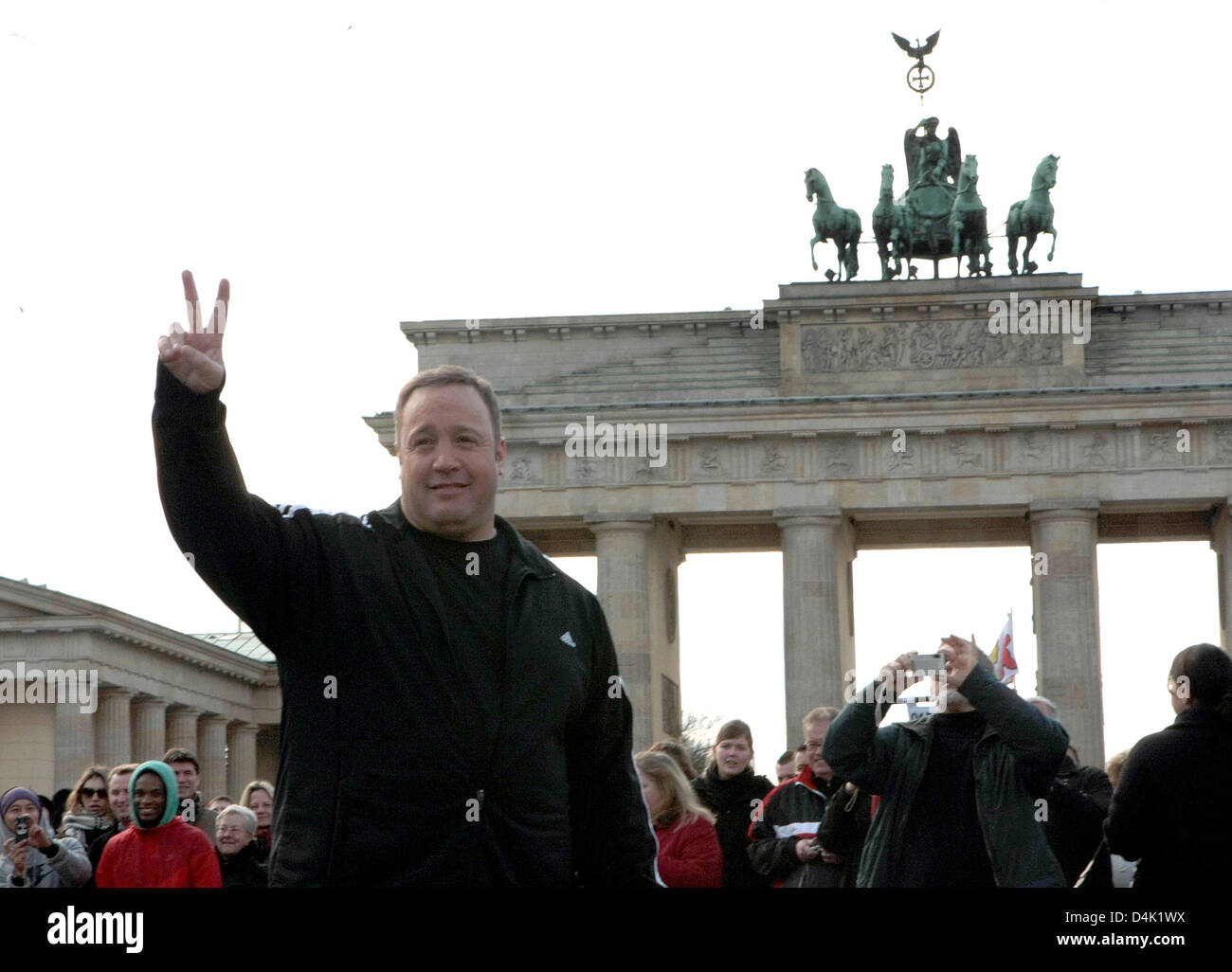 US-Schauspieler Kevin James kommt für ein Foto-Shooting für seinen Film? Paul Blart: Mall Cop? in Berlin, Deutschland, 20. März 2009. Der Film ist in den deutschen Kinos ab 26. März auf. Foto: WOLFGANG KUMM Stockfoto