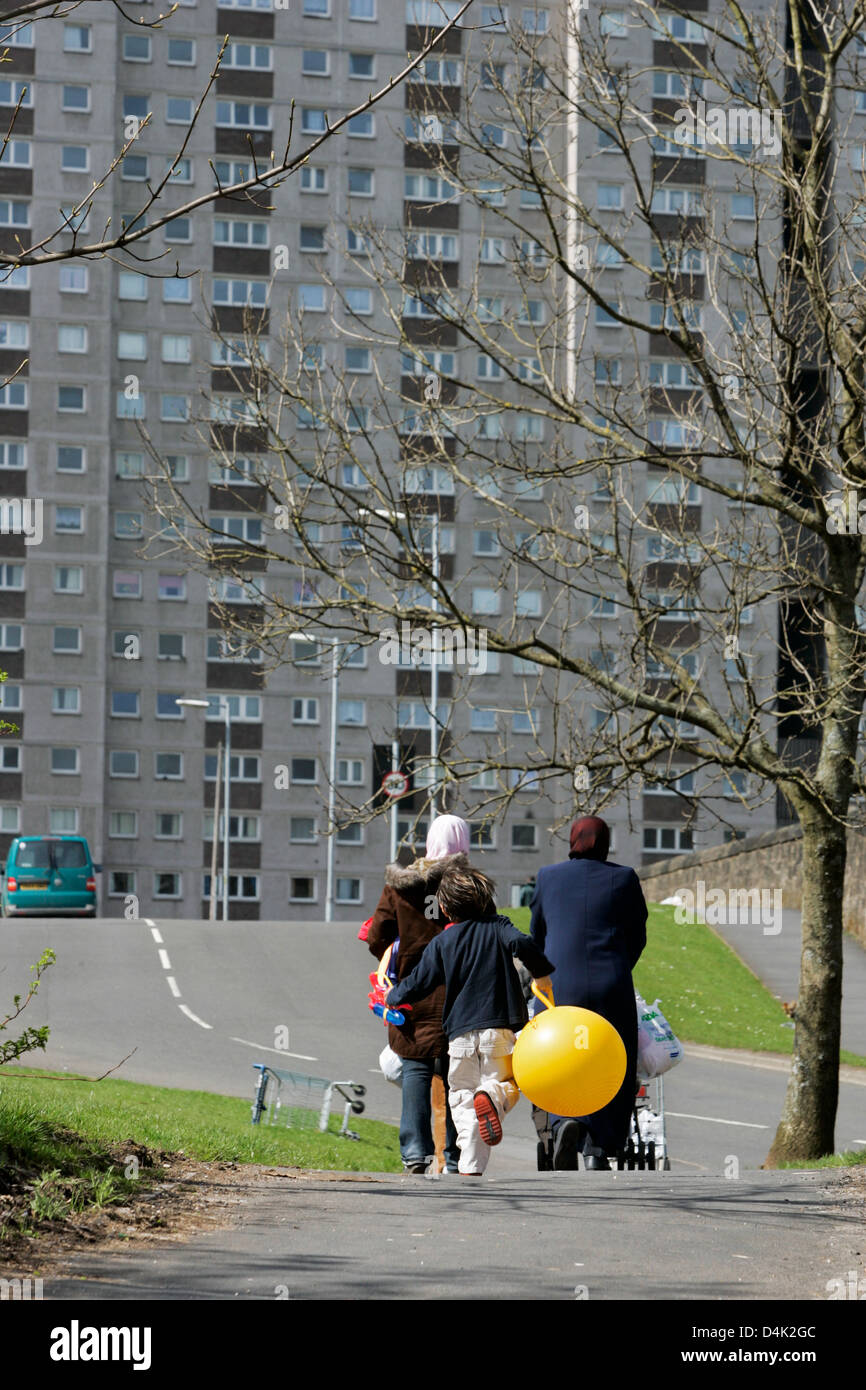 Asylbewerber machen es Weg nach Hause um ihre vorübergehende Unterbringung in der Sighthill Gegend von Glasgow, Schottland Stockfoto