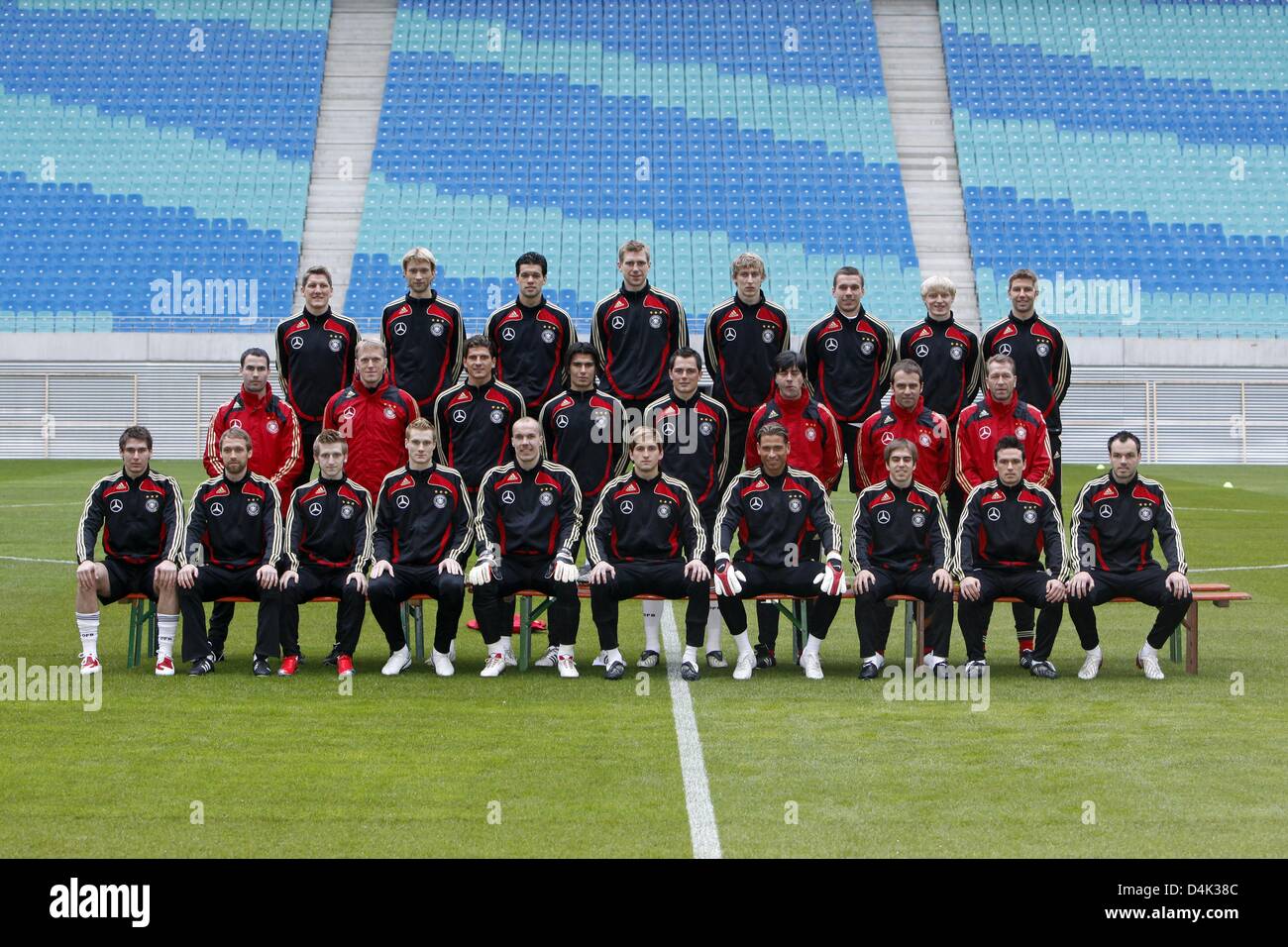 Deutschland? s-nationale Fußball-Spieler Bastian Schweinsteiger (hinten, L-R), Simon Rolfes, Michael Ballack, Per Mertesacker, Stefan Kiessling, Lukas Podolski, Andreas Beck, Thomas Hitzlsperger, Fitnesstrainer Shad Forsythe (Mitte, L-R), Fitness-Trainer Oliver Bartlett, Mario Gomez, Serdar Tasci, Marcel Schaefer, national-Trainer-Joachim Loew, Co-Trainer Hans-Dieter Flick, Goalk Stockfoto