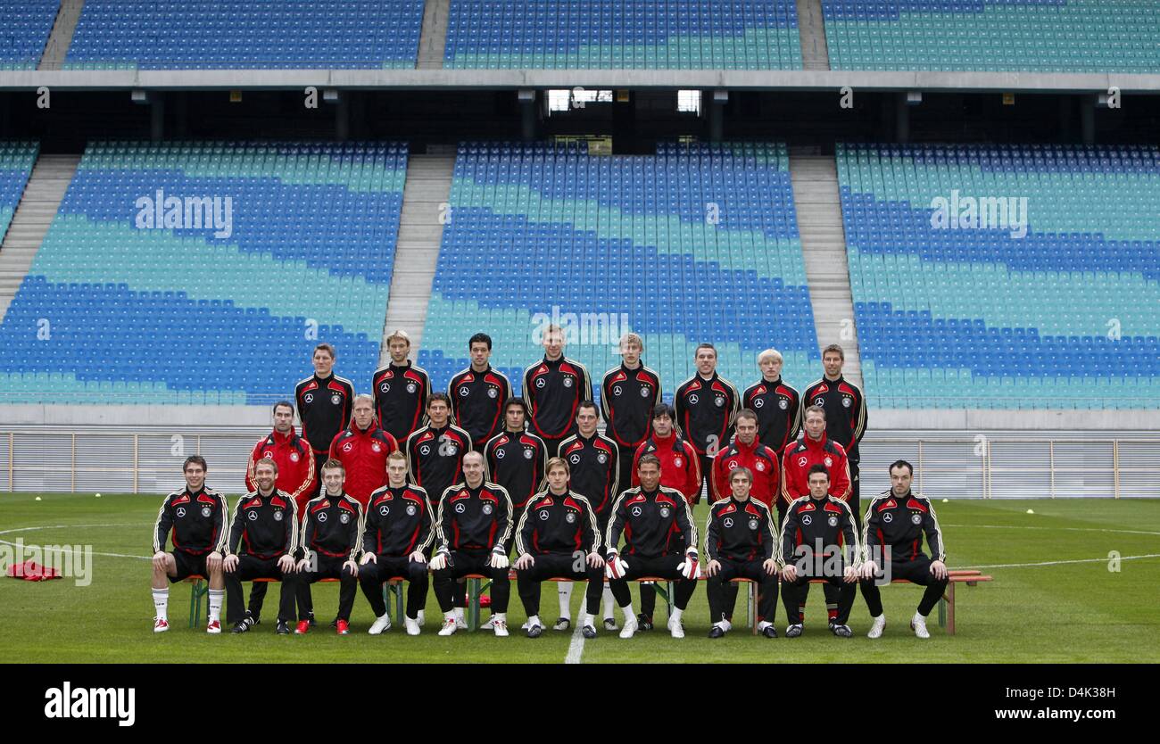 Deutschland? s-nationale Fußball-Spieler Bastian Schweinsteiger (hinten, L-R), Simon Rolfes, Michael Ballack, Per Mertesacker, Stefan Kiessling, Lukas Podolski, Andreas Beck, Thomas Hitzlsperger, Fitnesstrainer Shad Forsythe (Mitte, L-R), Fitness-Trainer Oliver Bartlett, Mario Gomez, Serdar Tasci, Marcel Schaefer, national-Trainer-Joachim Loew, Co-Trainer Hans-Dieter Flick, Goalk Stockfoto