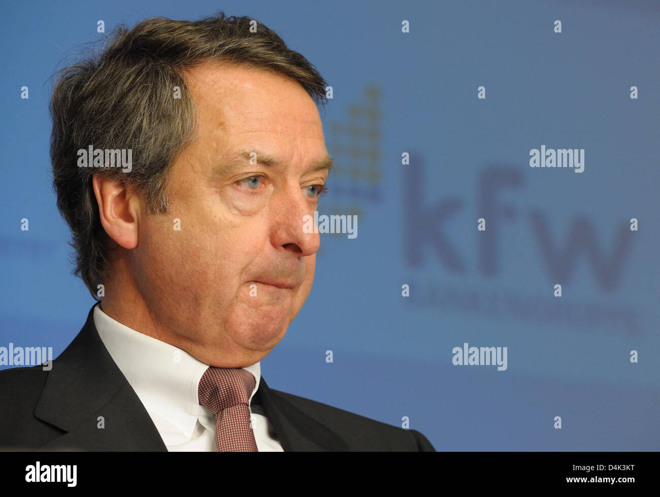 Ulrich Schroeder, CEO der KfW, sitzt in einer Bilanz-Pressekonferenz der KfW (Kreditanstalt für Wiederaufbau) in Frankfurt Main, Deutschland, 27. März 2009. Die Bankgruppe präsentiert die Geschäftszahlen für das Jahr 2008. Foto: Uwe Anspach Stockfoto