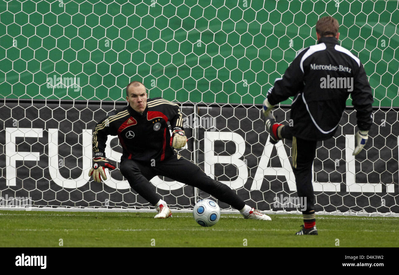 Deutsche Nationale Torwart Robert Enke spart einen Ball während des Trainings am Zentralstadion Leipzig, Deutschland, 27. März 2009. Die deutsche Mannschaft steht Liechtenstein? s Seite für ein FIFA 2010 WM-Qualifikationsspiel am 28. März. Foto: JAN WOITAS Stockfoto