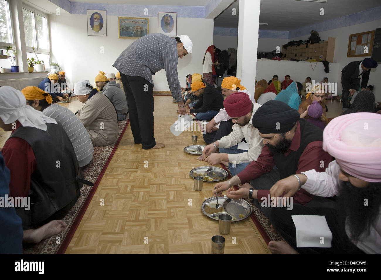 Nahrung und Wasser wird nach einem Sikh Gottesdienst in München, 22