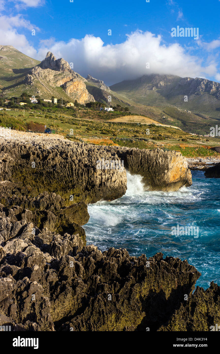 Stürmische See in der Nähe von San Vito lo Capo, Sizilien, Italien Stockfoto