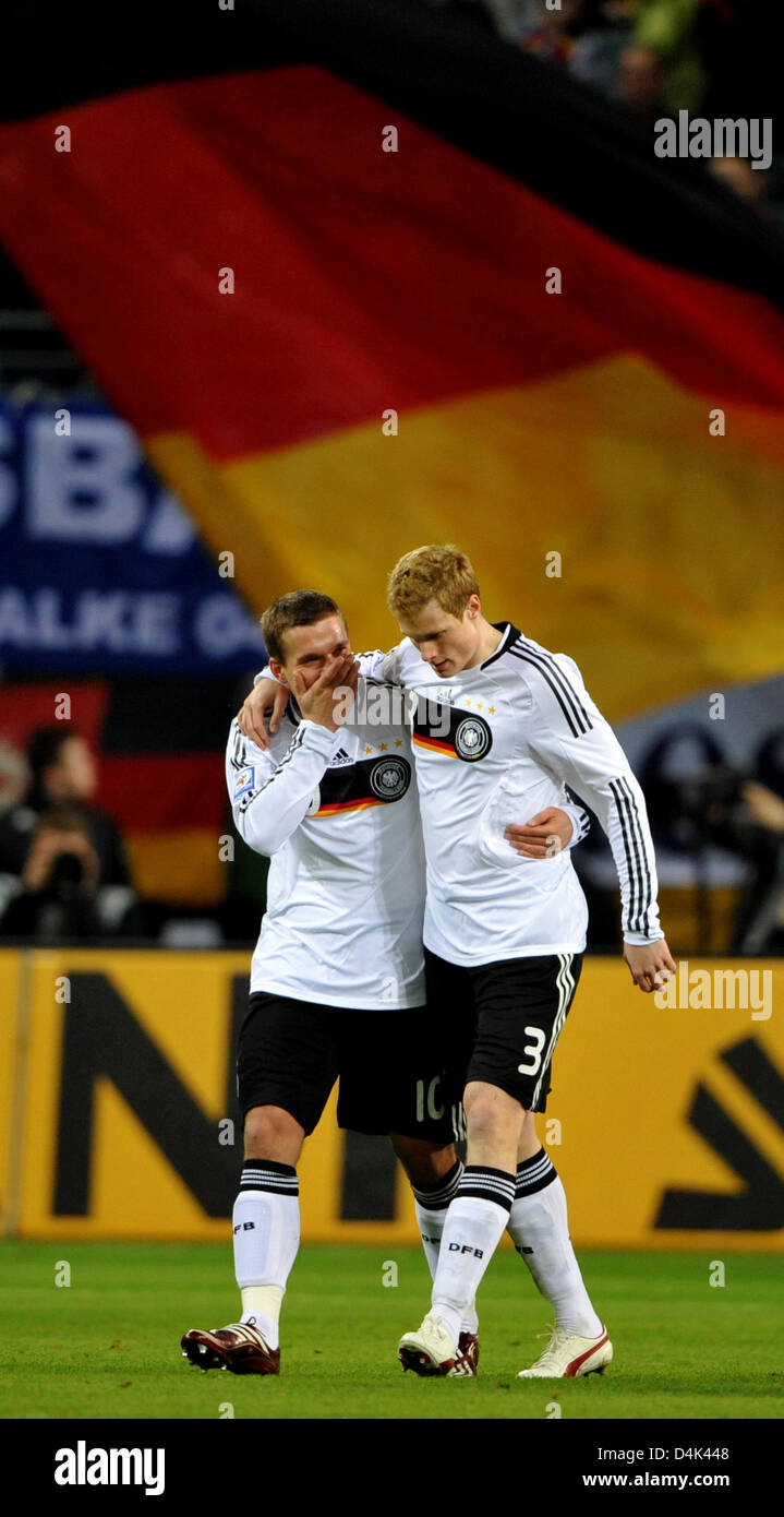 Deutschland? s Lukas Podolski (L) und Marcell Jansen jubeln nach Jansen? s Tor zum 2: 0 in der Gruppe 4 Welt Cup Qualifikationsspiel Deutschland Vs Liechtenstein am Zentralstadion in Leipzig, Deutschland, 28. März 2009. Foto: Peter Kneffel Stockfoto