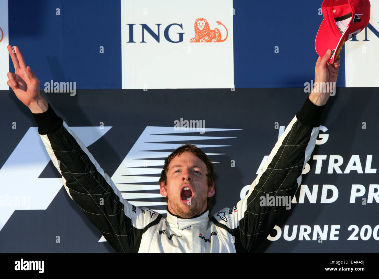 Britische Formel1-Fahrer Jenson Button Brawn GP feiert auf dem Podium nach dem Gewinn der Australian Formula One Grand Prix im Albert Park Circuit in Melbourne, 29. März 2009. Schaltfläche fertig zuerst gefolgt von brasilianischen Teamkollegen Barrichello im zweiten und italienischer Formel-1-Pilot Trulli Toyota Dritter. Foto: Jens Büttner Stockfoto