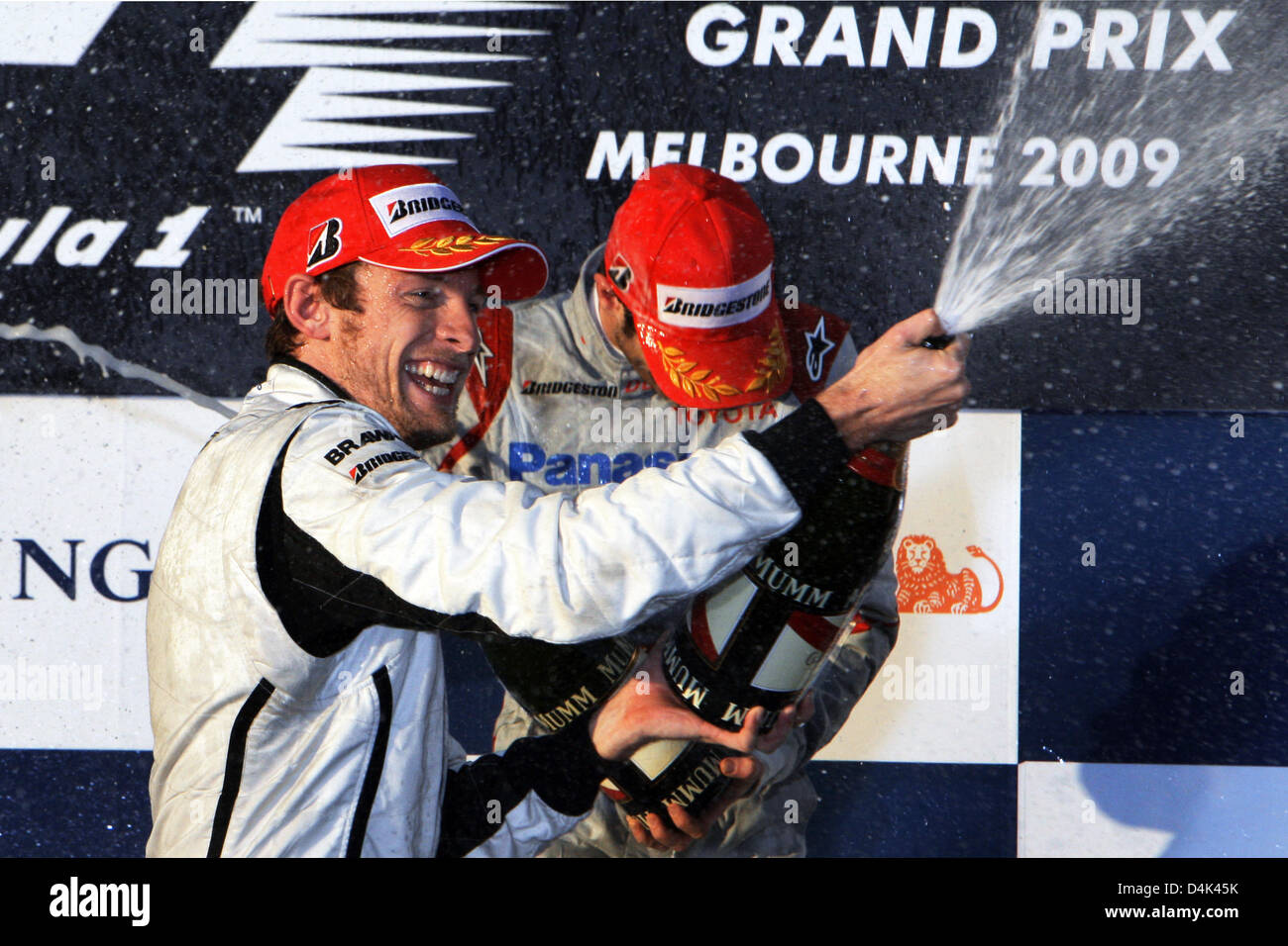 Britische Formel1-Fahrer Jenson Button Brawn GP feiert auf dem Podium nach dem Gewinn der Australian Formula One Grand Prix im Albert Park Circuit in Melbourne, 29. März 2009. Schaltfläche fertig zuerst gefolgt von brasilianischen Teamkollegen Barrichello im zweiten und italienischer Formel-1-Pilot Trulli Toyota Dritter. Foto: Jens Büttner Stockfoto