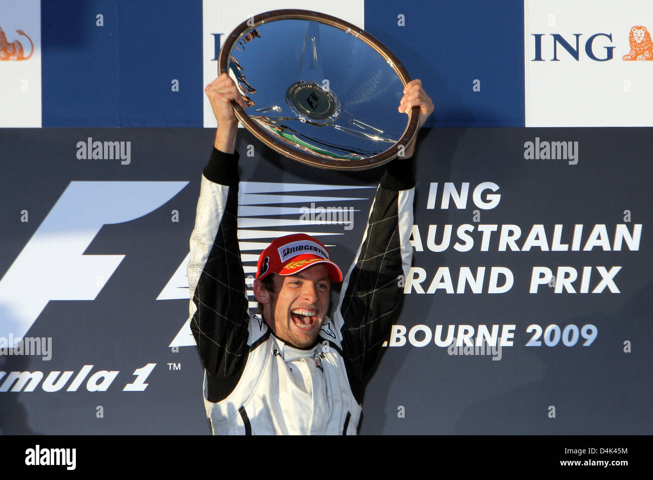 Britische Formel1-Fahrer Jenson Button Brawn GP feiert auf dem Podium nach dem Gewinn der Australian Formula One Grand Prix im Albert Park Circuit in Melbourne, 29. März 2009. Schaltfläche fertig zuerst gefolgt von brasilianischen Teamkollegen Barrichello im zweiten und italienischer Formel-1-Pilot Trulli Toyota Dritter. Foto: Jens Büttner Stockfoto