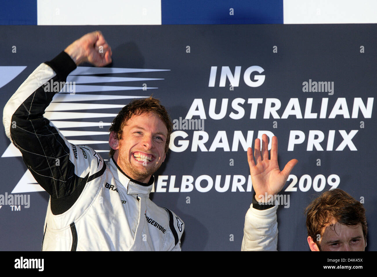 Britische Formel1-Fahrer Jenson Button (L) von Brawn GP und italienischen Formel1-Fahrer Jarno Trulli (R) von Toyota auf dem Podium am Ende des Australian Formula One Grand Prix im Albert Park Circuit in Melbourne, 29. März 2009 zu feiern. Schaltfläche fertig zuerst gefolgt von brasilianischen Teamkollegen Barrichello im zweiten und italienischer Formel-1-Pilot Trulli Toyota Dritter. PH Stockfoto