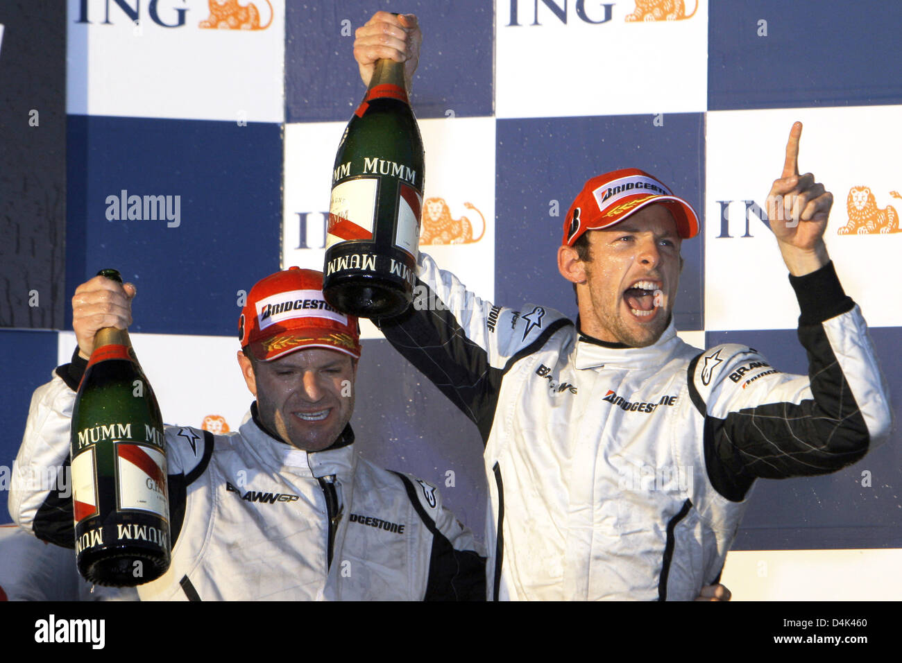 Britische Formel1-Fahrer Jenson Button (R) von Brawn GP und seinem brasilianischen Teamkollegen Rubens Barrichello (L) auf dem Podium am Ende des Australian Formula One Grand Prix im Albert Park Circuit in Melbourne, 29. März 2009 zu feiern. Schaltfläche fertig zuerst gefolgt von brasilianischen Teamkollegen Barrichello im zweiten und italienischer Formel-1-Pilot Trulli Toyota Dritter. Foto: Rol Stockfoto